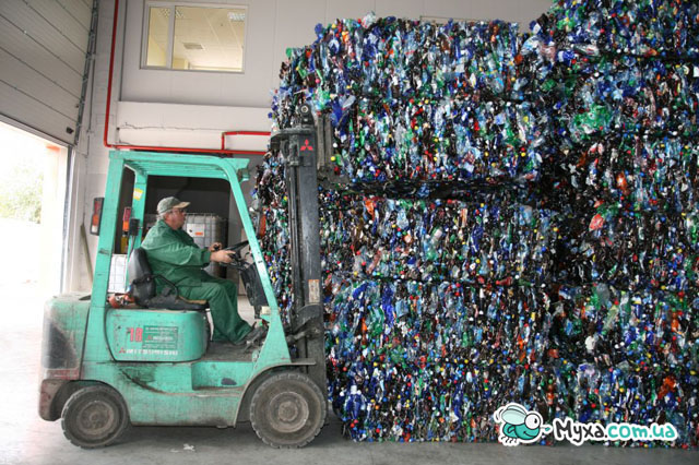 Loading a truck with pressed bales of PET bottles 
