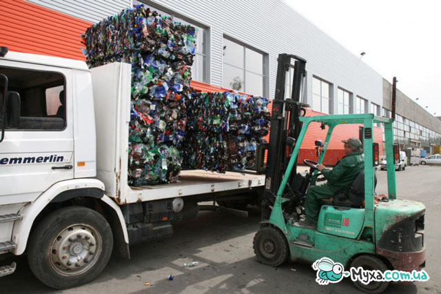 Loading a wagon with pressed bales of PET bottles 